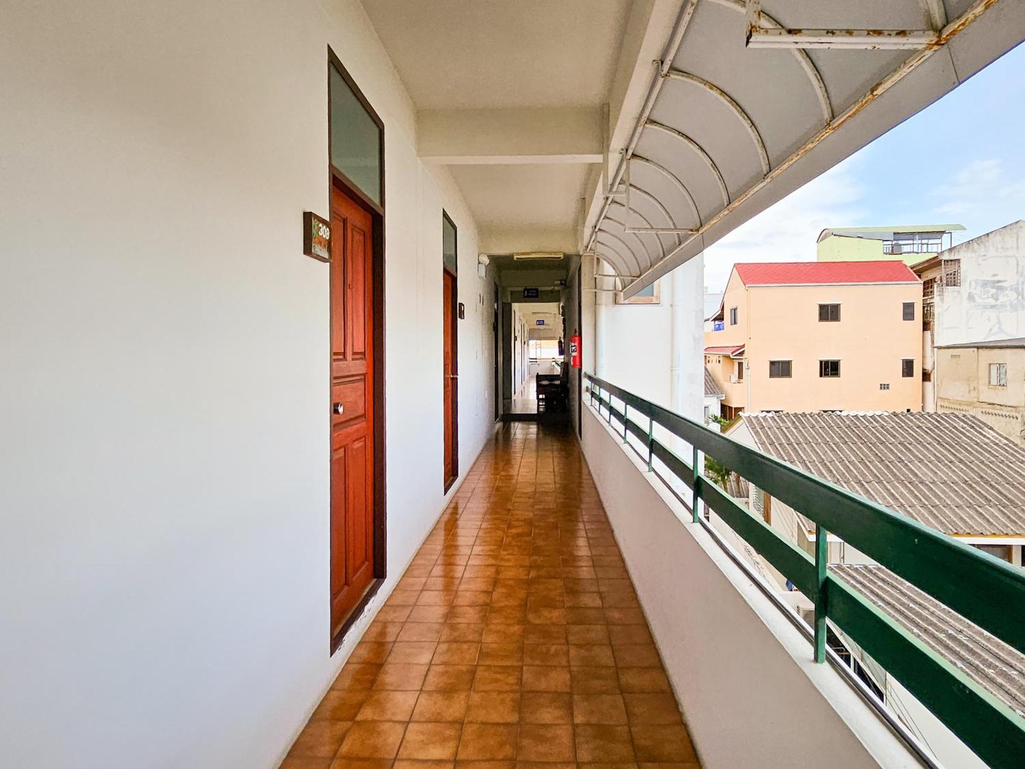 Sirin Hotel Hua Hin Bagian luar foto