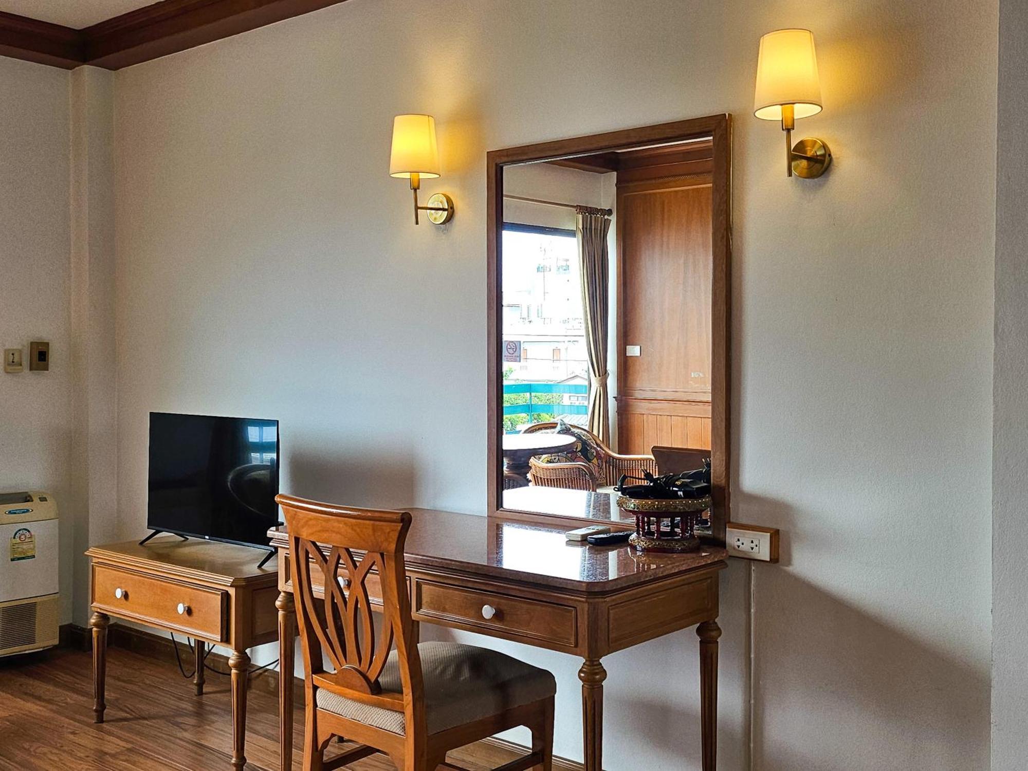 Sirin Hotel Hua Hin Bagian luar foto
